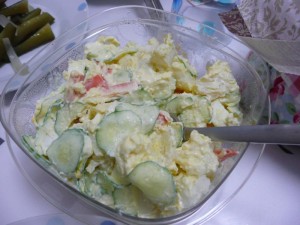 Kartoffelsalat mit Majonäse und Ei
